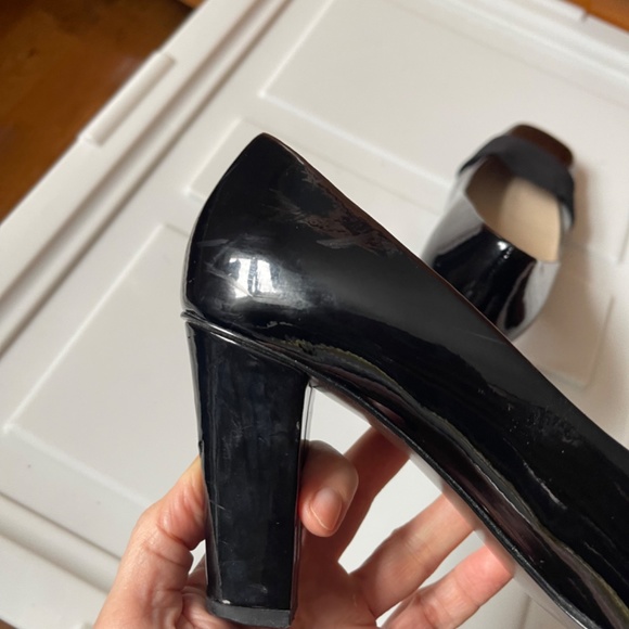 Black patent leather pumps with fabric inset - Picture 3 of 10